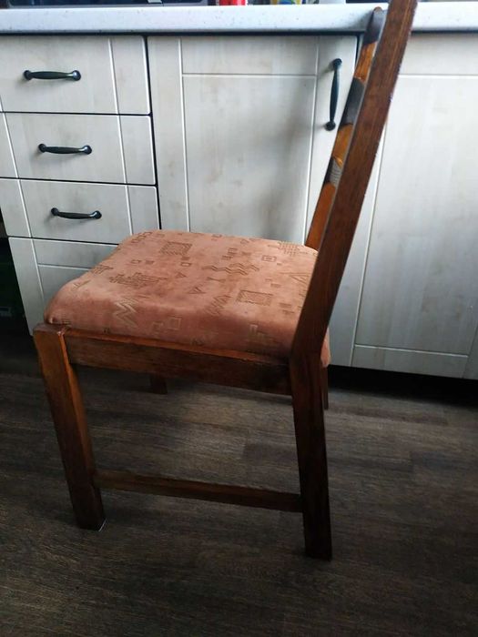 Хороший, крепкий стул