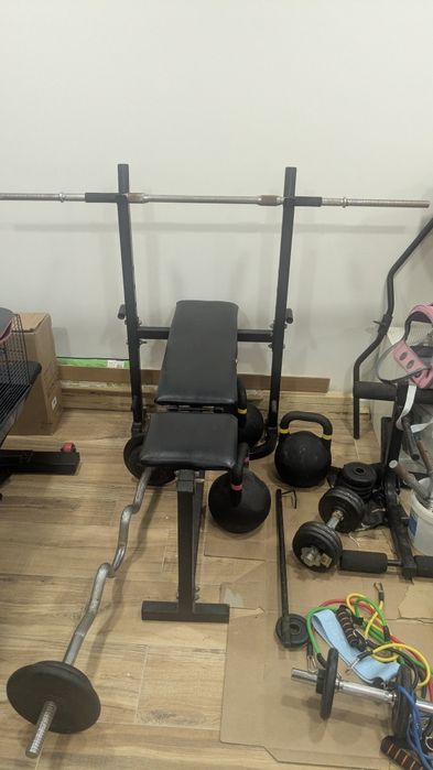 Banco de musculação com barra