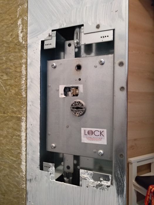 Nowy zamek główny do drzwi Dierre z wymianą.Serwis Dierre Warszawa.