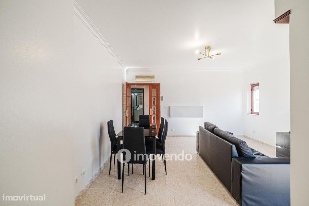 Apartamento T2, com lugar de estacionamento e arrecadação, na Ramada