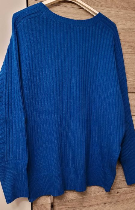 Sweter w wysmuklający splot materiału marki Roman