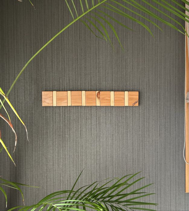 Cabide de parede feito em pinho.