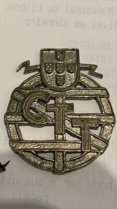 Dois pin antigos CTT e um emblema raros