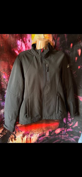 жіноча куртка softshell від бренду McKinley.