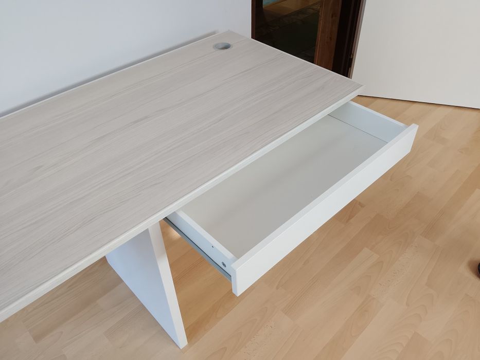 Biurko z dużym obszarem roboczym 175x60cm