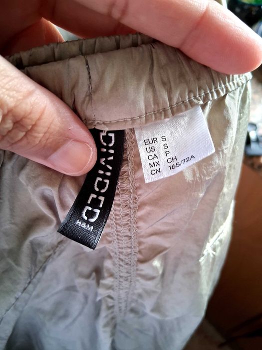 Calça H&M,com camisola Prettylittlething.