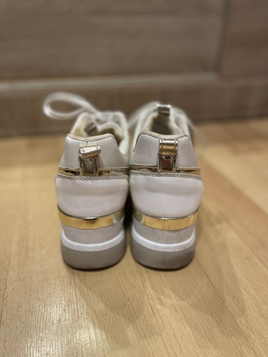 Buty damskie na koturnie.