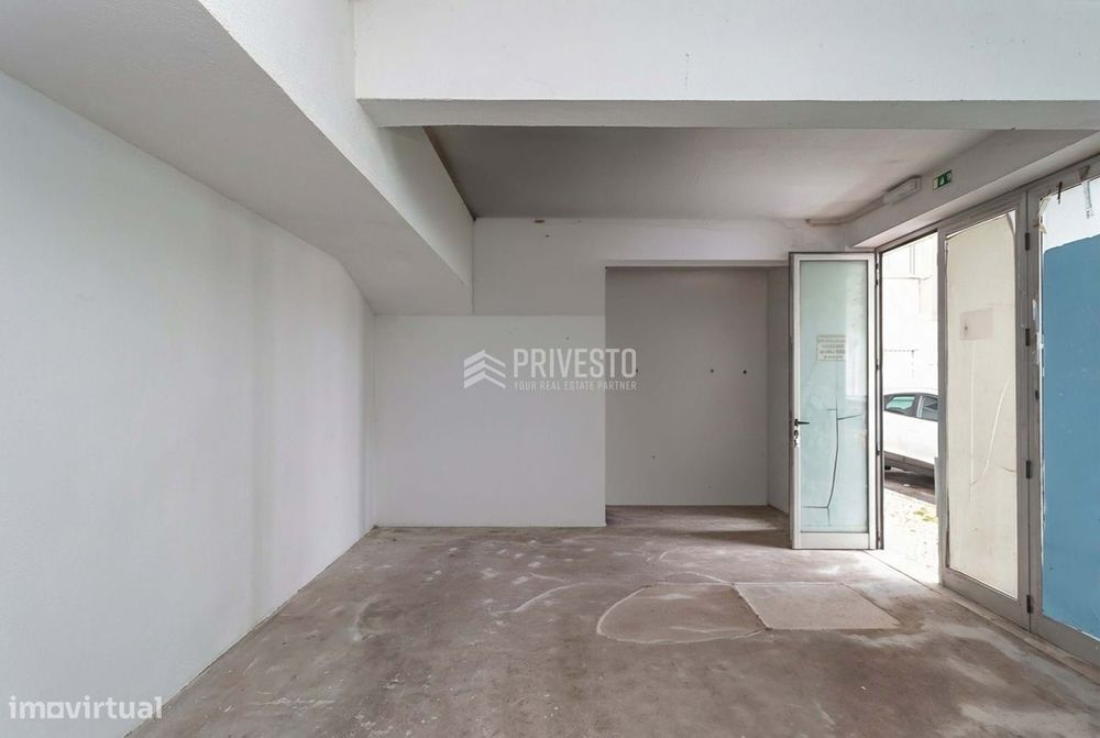 Garagem com Acesso Direto à Rua em Agualva-Cacém