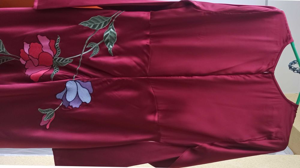 Elegancka satynowa burgundowa wyszywana sukienka w kwiaty ASOS