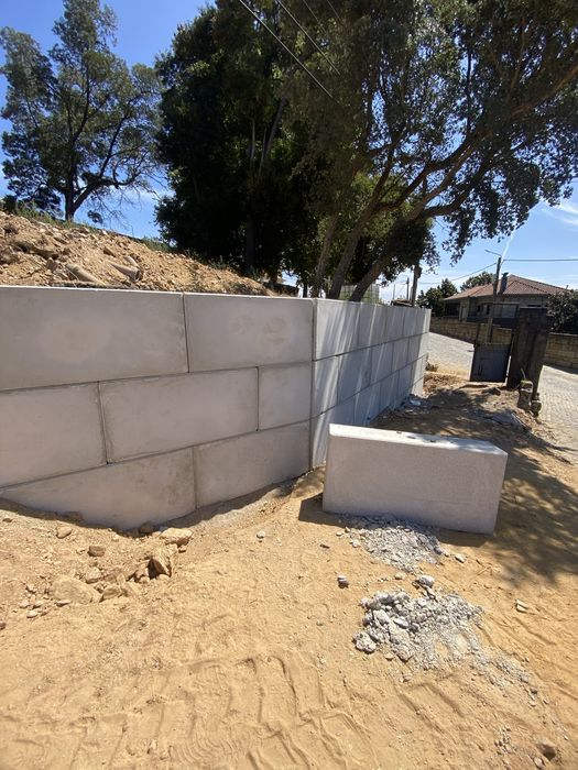 Muros em blocos de betao tipo lego.