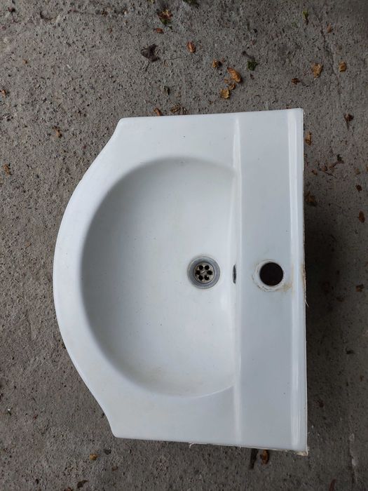 Umywalka ceramiczna biała – używana, w dobrym stanie