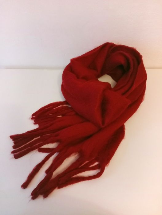 Długi i ciepły burgundowy szal szalik