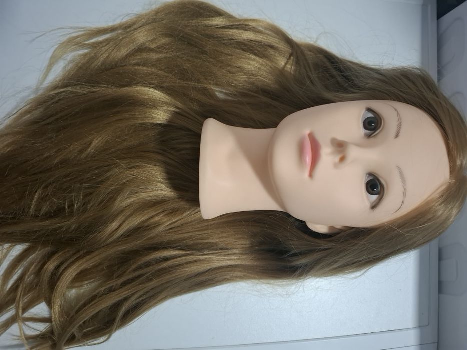 Cabeça de manequim com cabelo