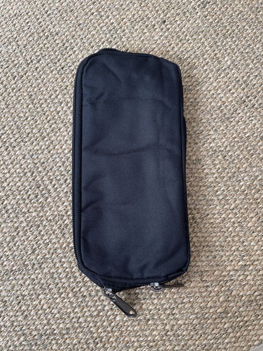 Estojo preto com 2 aberturas