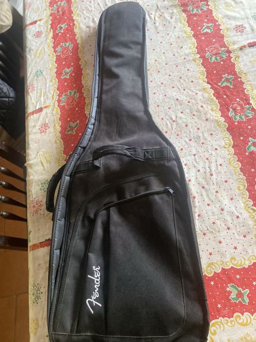 Guitarra baixo jazz fender e amplificador de baixo Ibanez