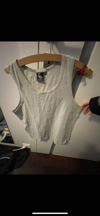 Zwykła szara podkoszulka