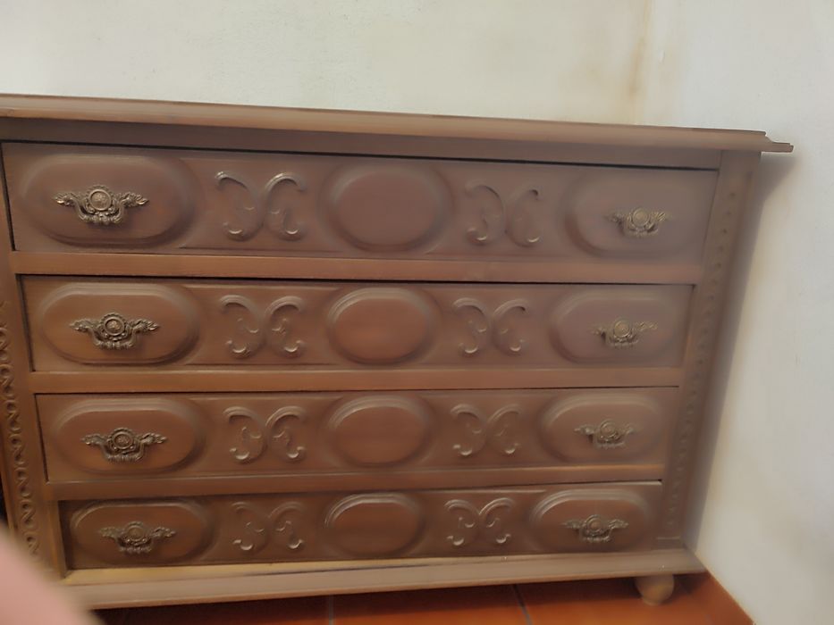 Mobília antiga em cru.