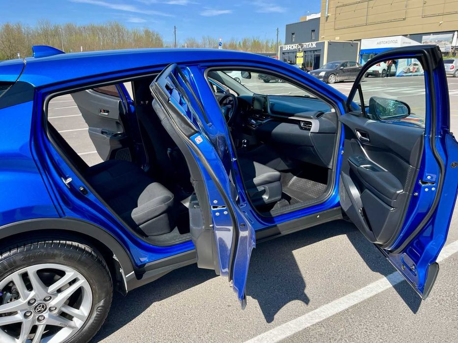 Продам авто Toyota CH-R