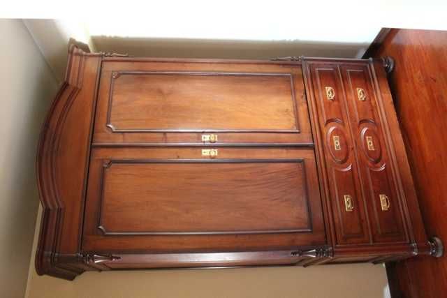 Guarda Fatos Antigo Restaurado