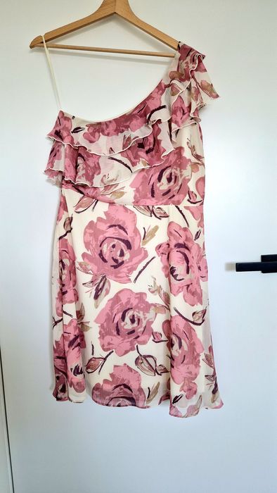 Sukienka w róże falbanka