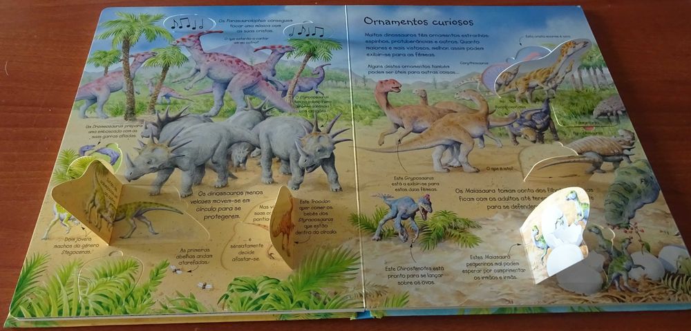 Espreita O Mundo dos Dinossauros (Com Mais de 50 Abas Para Levantar)