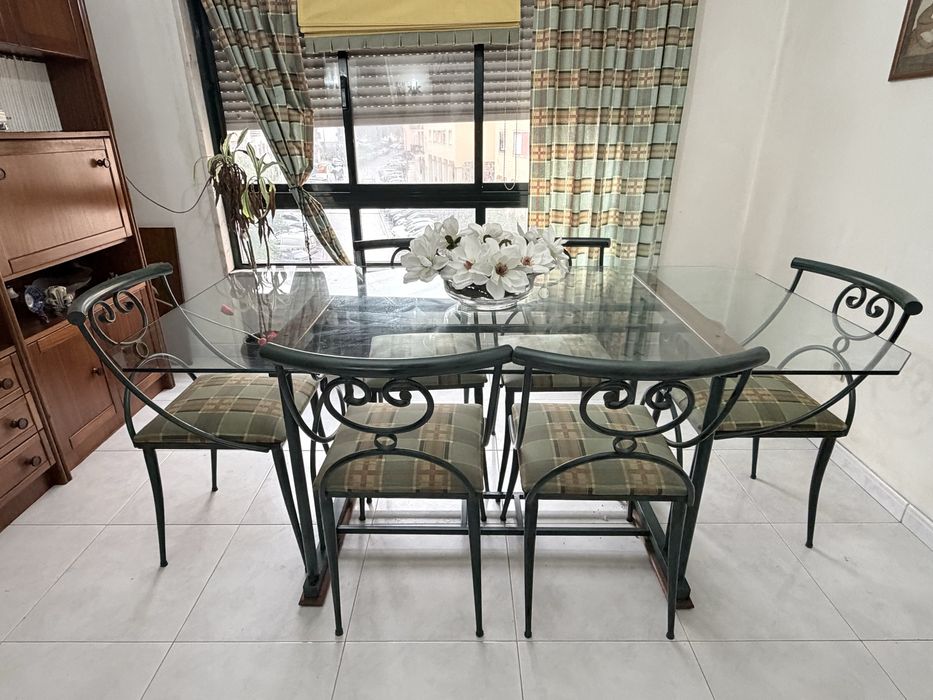 Conj. Sala: sofás pele, mesa jantar vidro com 6 cadeiras, mesas centro