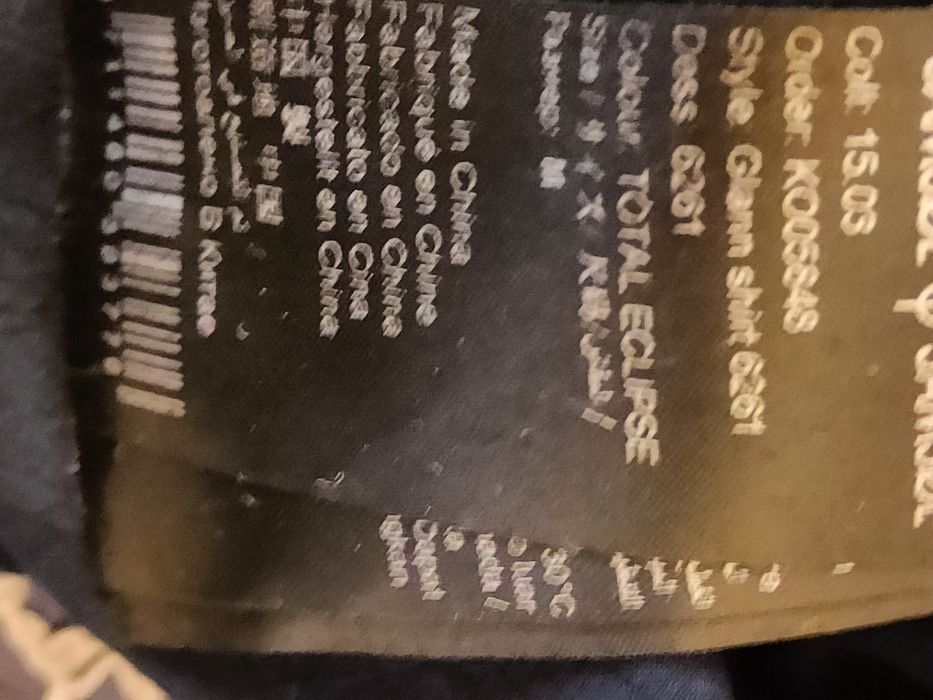 Bluzka damska, zapinana na kryte guziki.