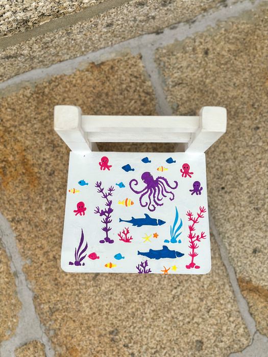 Mini bancos e cadeiras em madeira para criança