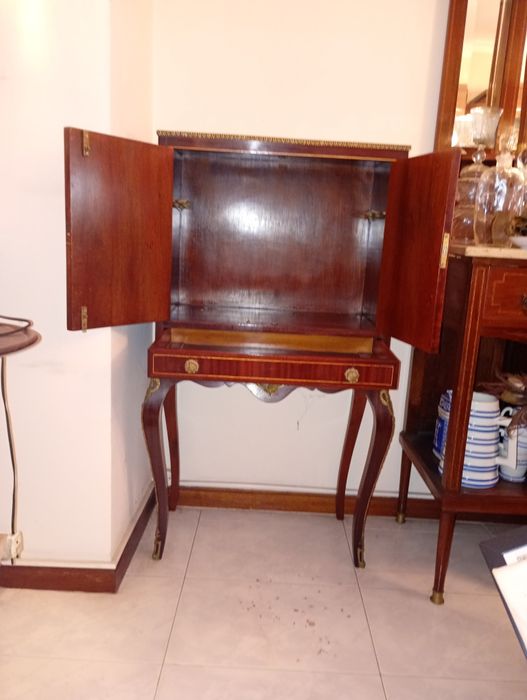 Móvel antigo em madeira com motivos a madeira incrustados