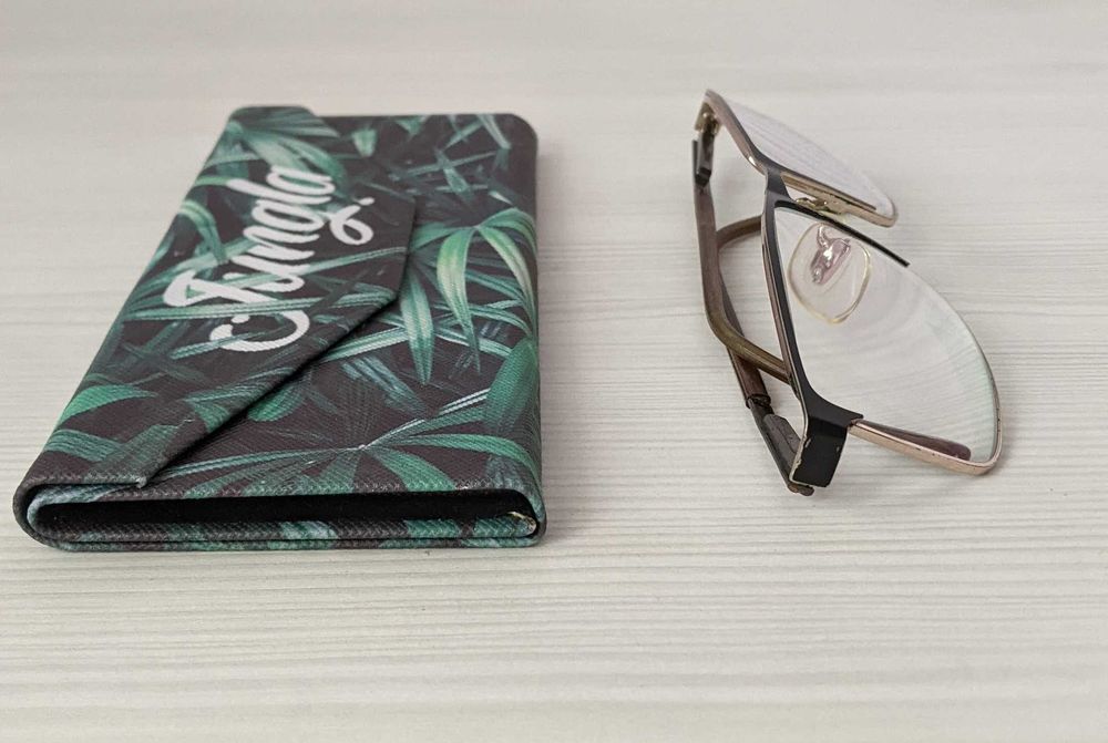 Продам раскладной футляр для очков. Цена 300 грн.