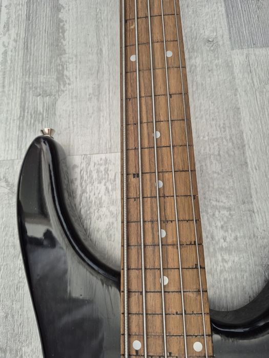 Gitara basowa fretless