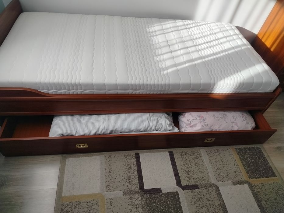 Łóżko VOX z materacem.