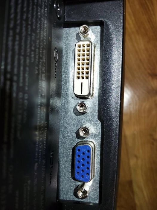 Монітор Dell 22-24" LED, гарний стан, з підставкою