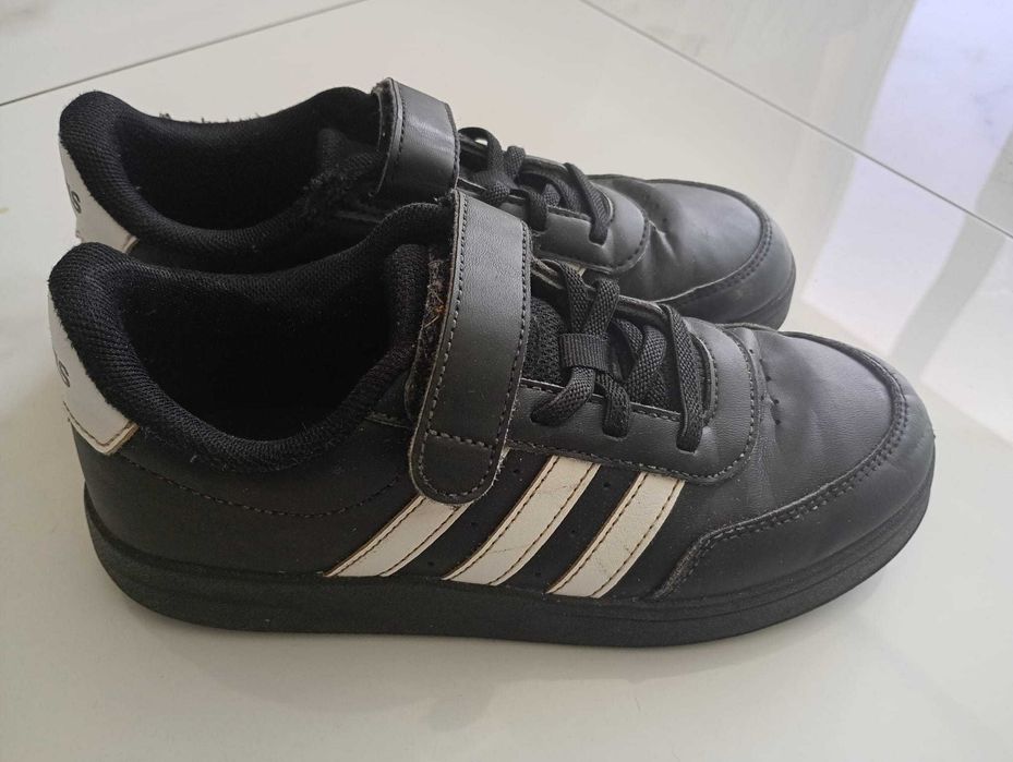 Adidas dziecięce sneakersy r. 34 – czarne z białymi paskami