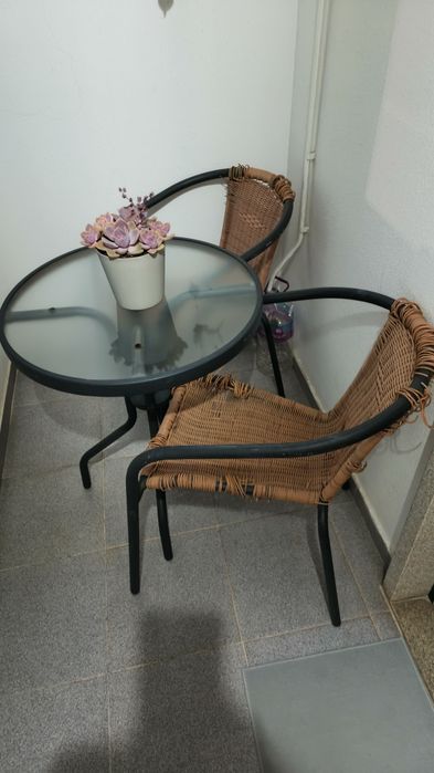 Mesa de jardim e cadeiras