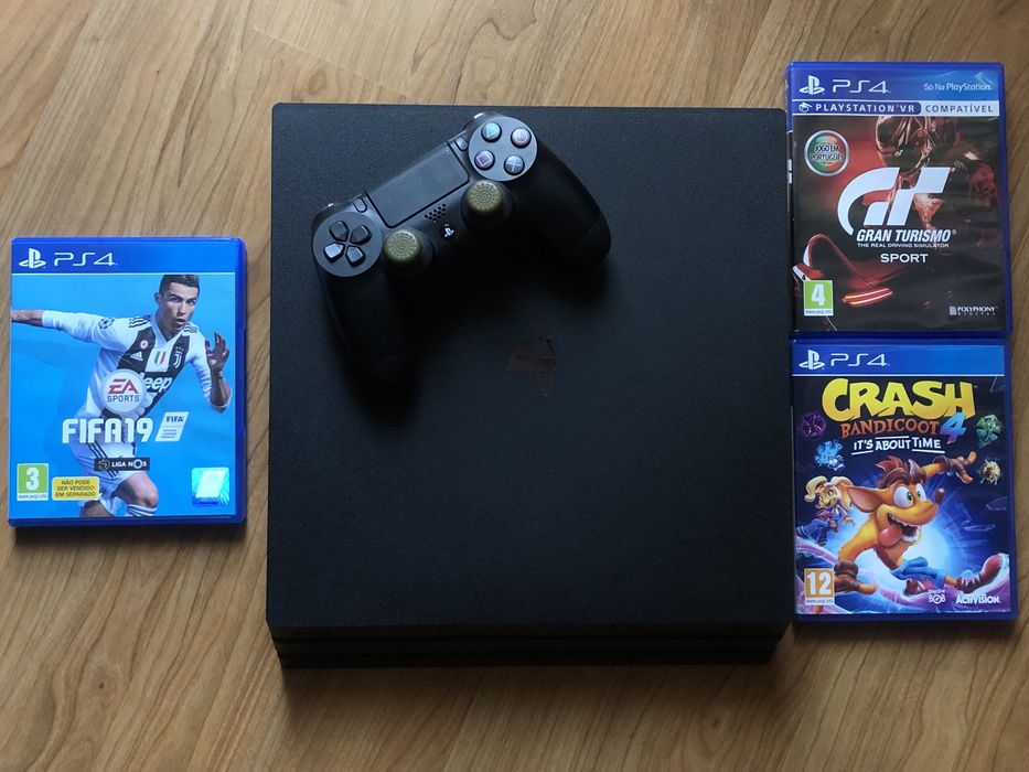 Playstation 4 Pro 1TB Preto, com jogo incluidos