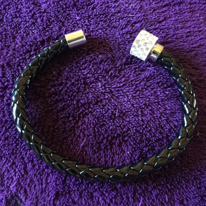 Pulseiras exclusivas em cabedal com fecho em cristais!