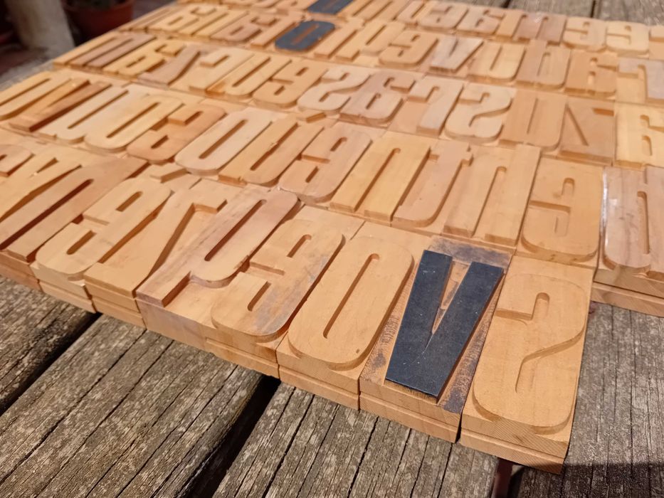 Letras de tipografia antigas de madeira