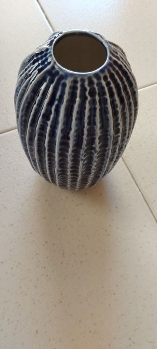 Jarra em cerâmica azul escuro