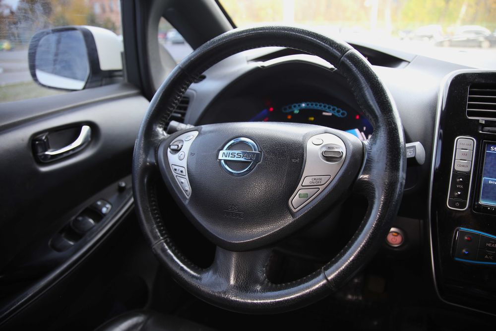 Продам Nissan Leaf