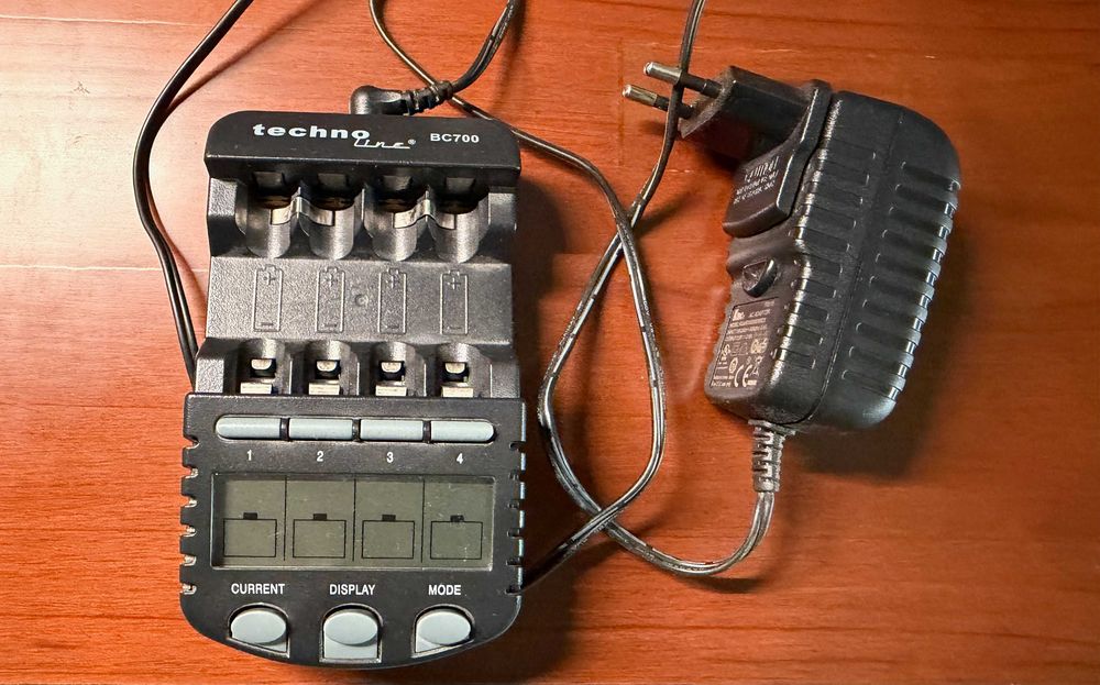 Carregador Technoline BC 700 (La Crosse BC-700)
