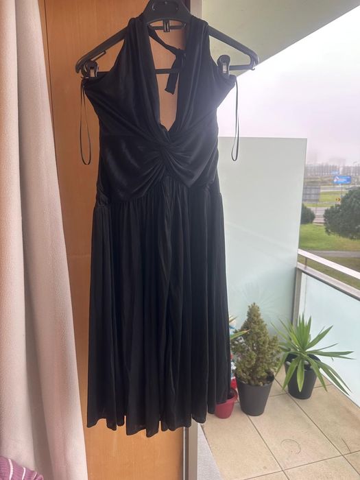 Vestido preto elegante decotado