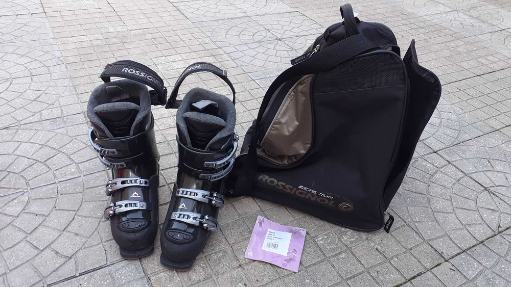 Conjunto de skis, botas e bastoes de ski