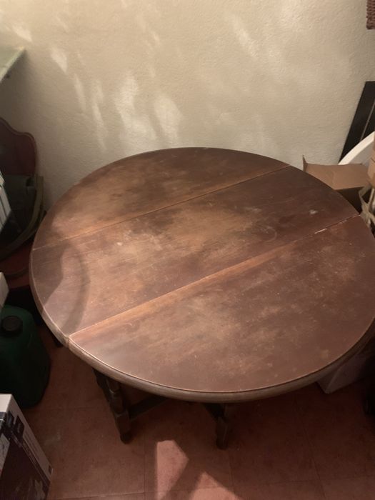 Mesa redonda, dobrável de dois lados.