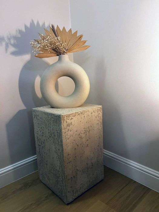 Postument, betonowa podstawa pod kwiaty 32x32x50