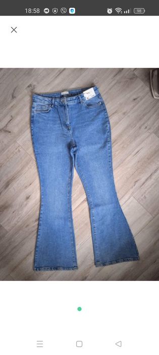 Джинси модні в кльош великого розміру.