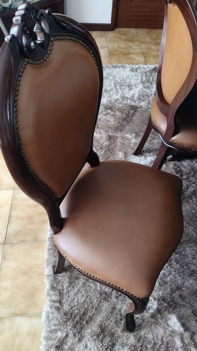 Conjunto Sala de Jantar Completo em Mogno – Mesa + 6 Cadeiras + Louceiro (Estado Impecável)
