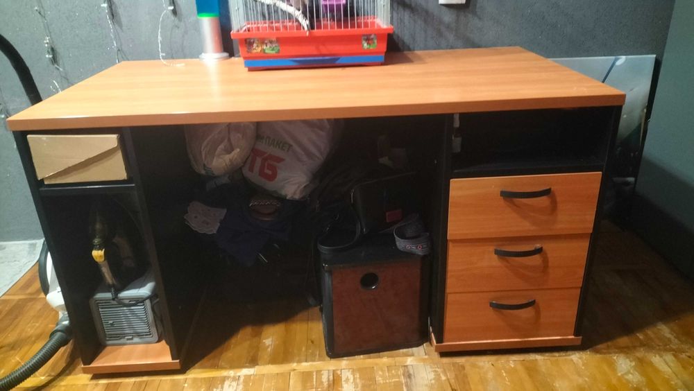 Письмовий стіл зручний