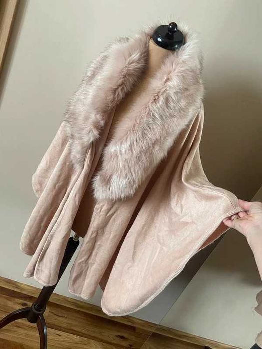 Ponczo narzutka szal plaszcz z futrem nude pudrowy róż uniwersalny