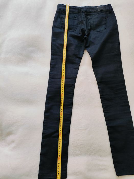 czarne, woskowane spodnie damskie marki Cross Jeans